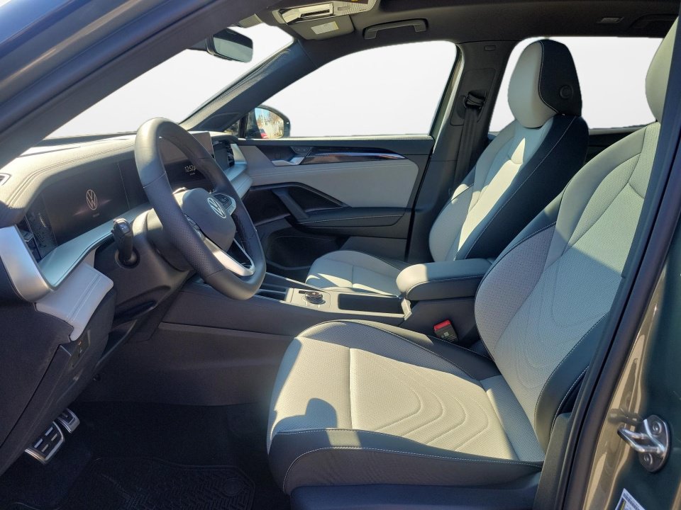 New 2026 Volkswagen Tiguan SE R-Line FWD image 9