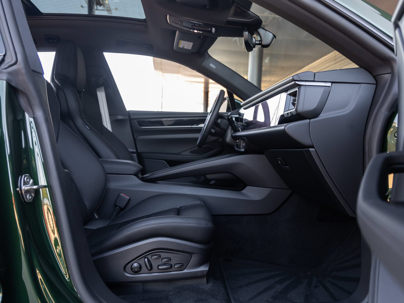 Certified 2025 Porsche Macan Electric RWD image 43
