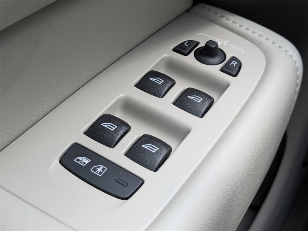 New 2026 Volvo XC60 T8 Ultra w/ Protection Package Premier image 27