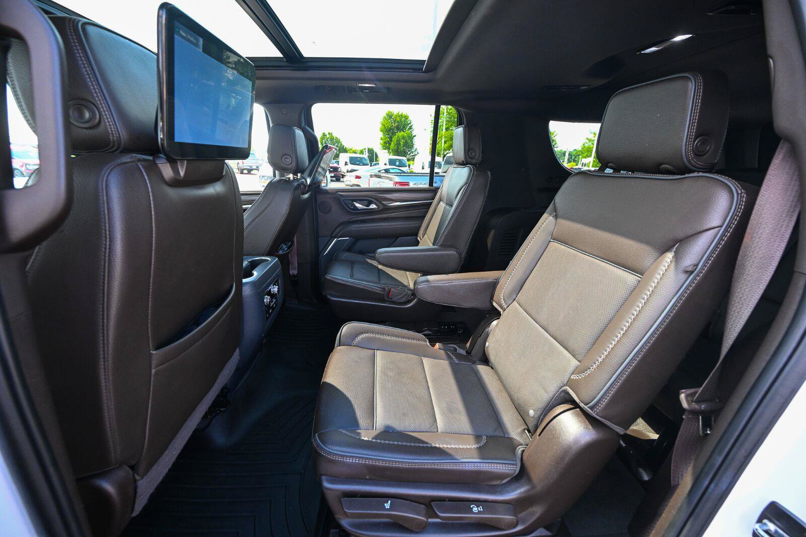Used 2024 GMC Yukon XL Denali w/ Denali Reserve Package AWD/4WD image 24