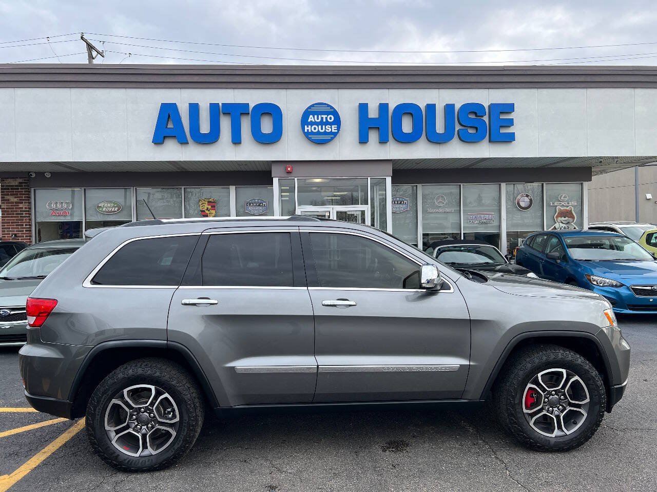 Used 2011 Jeep Grand Cherokee Overland Summit AWD/4WD image 9