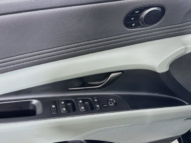 Certified 2025 Hyundai Elantra Limited FWD image 21