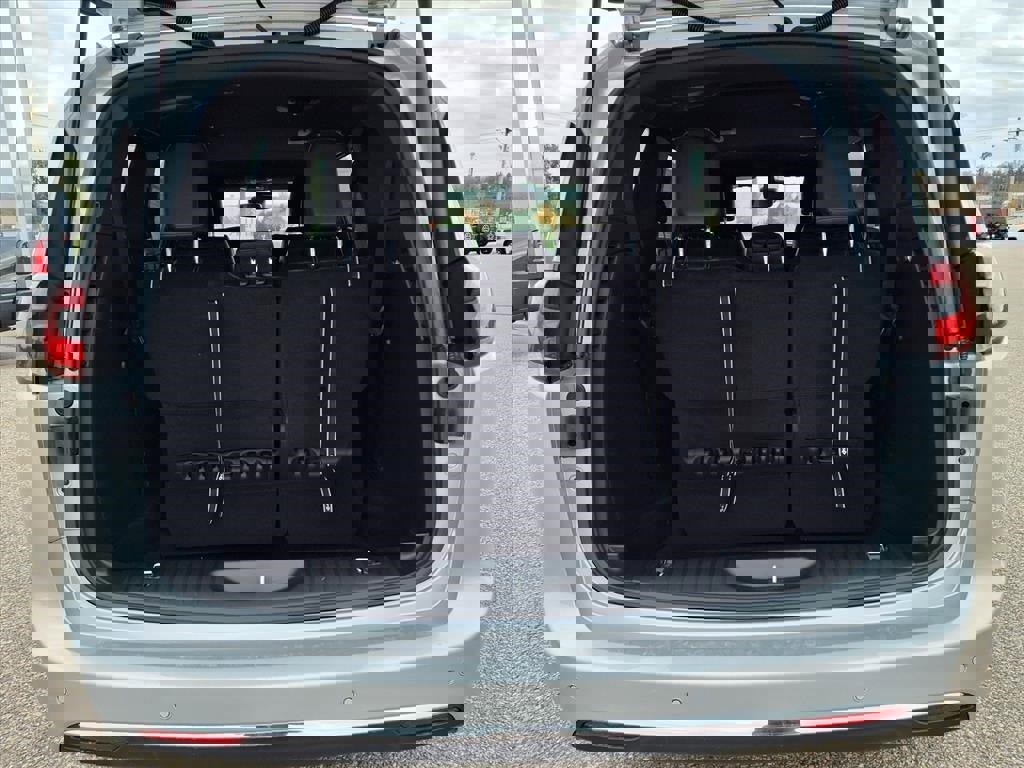 New 2026 Chrysler Pacifica Select image 7