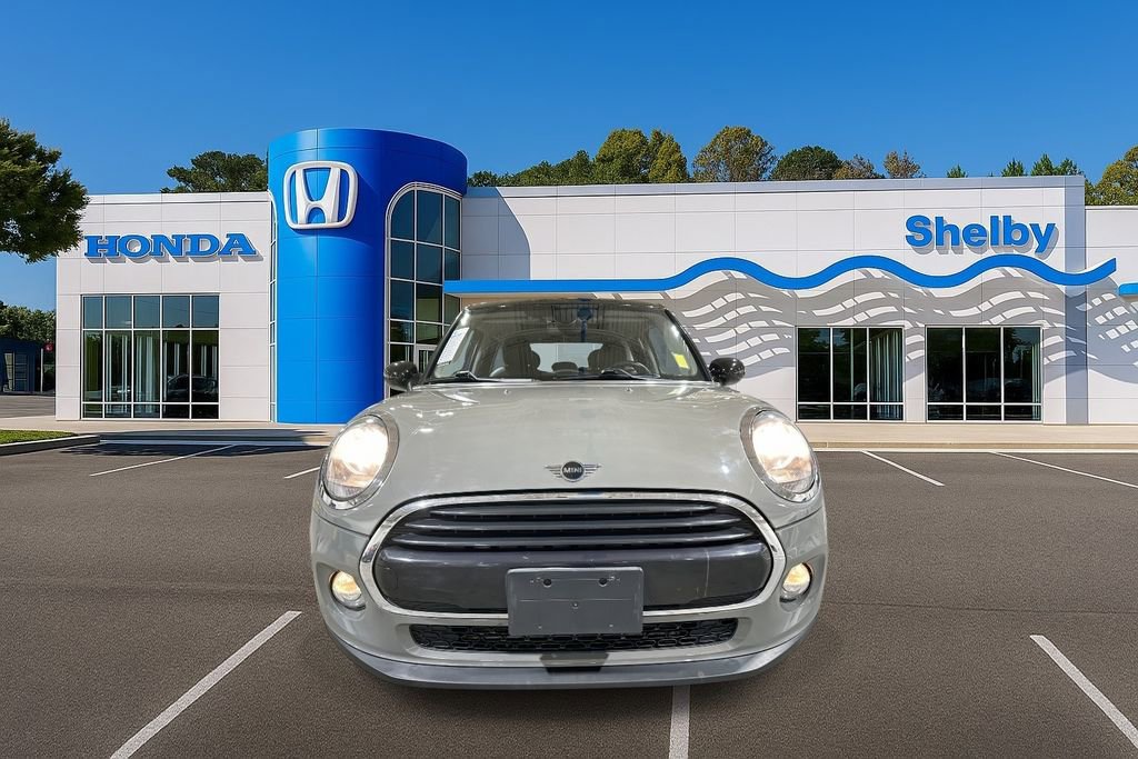 Used 2019 MINI Cooper 4-Door Hardtop image 3