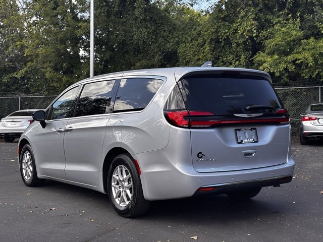 Used 2024 Chrysler Pacifica Touring-L image 4