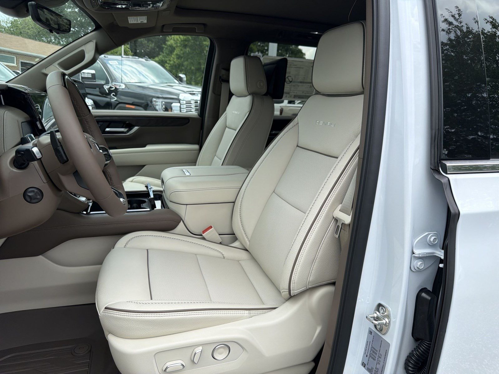 New 2026 GMC Yukon XL Denali w/ Denali Reserve Package AWD/4WD image 10
