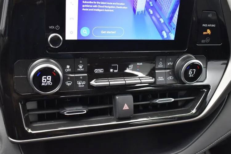 Used 2025 Toyota Highlander LE FWD image 33
