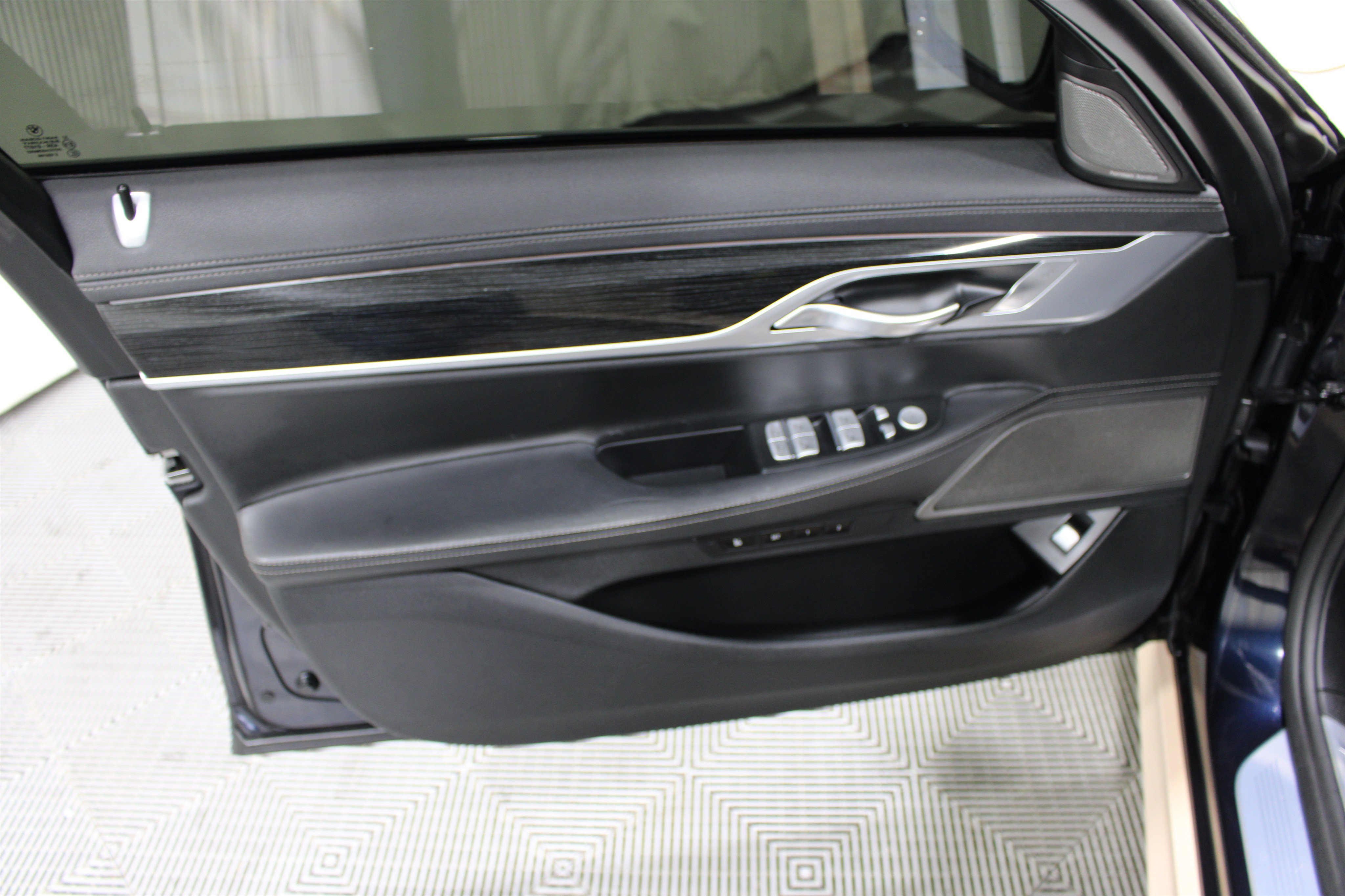 Used 2019 BMW 750i xDrive w/ M Sport Package AWD/4WD image 6