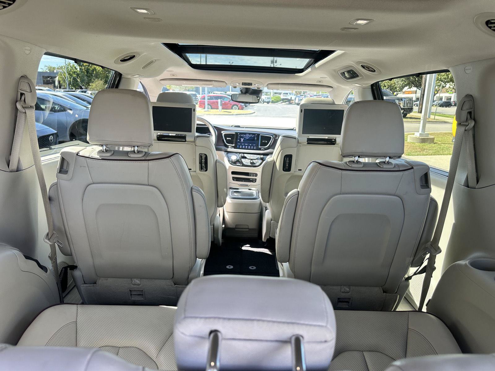 Used 2018 Chrysler Pacifica Limited w/ Tire & Wheel Group FWD image 20
