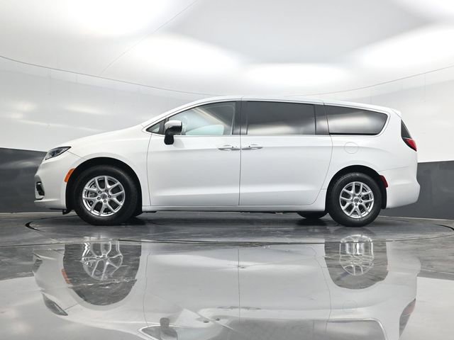 Used 2023 Chrysler Pacifica Touring-L image 51