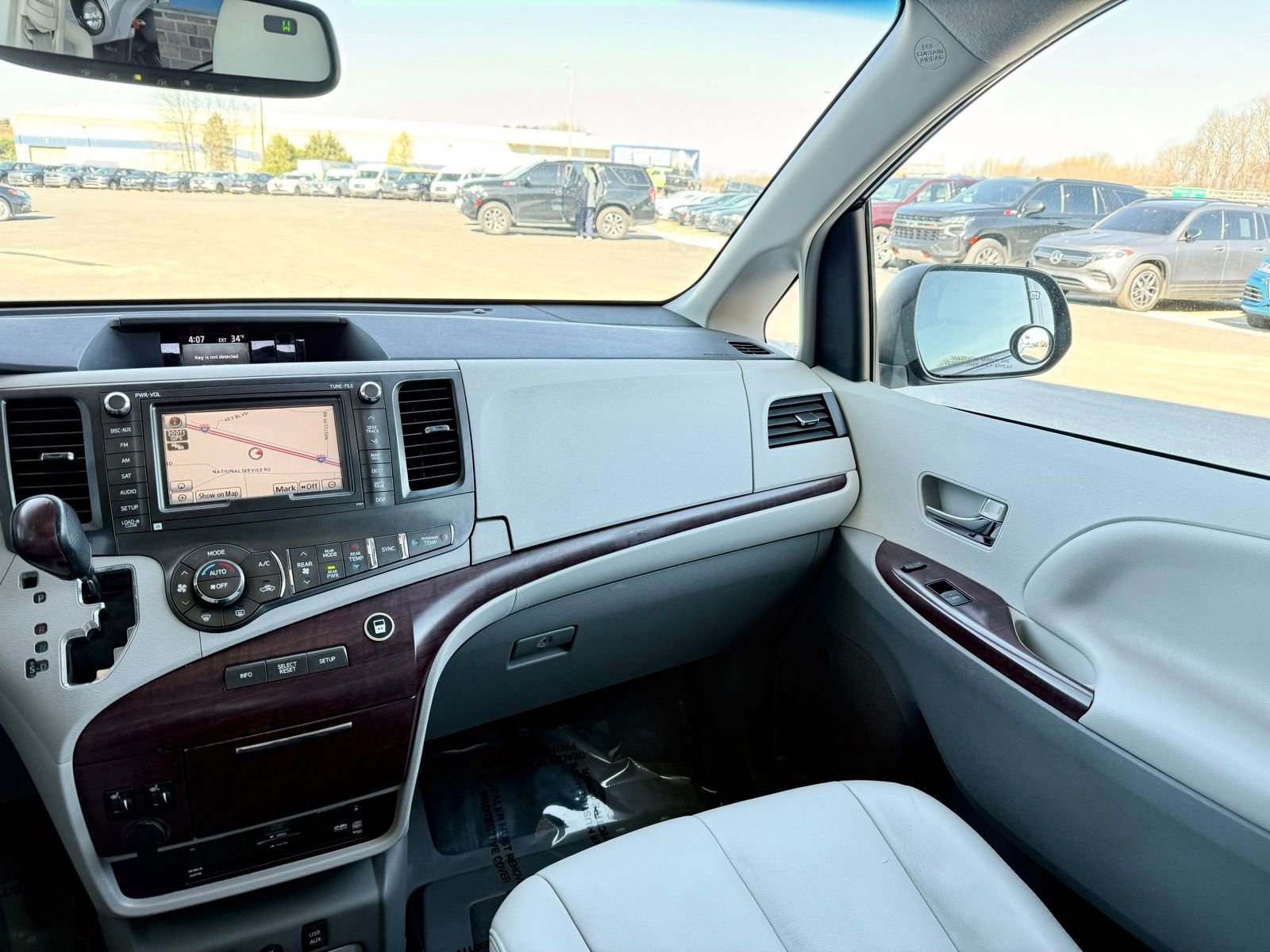 Used 2013 Toyota Sienna XLE w/ Premium Pkg image 33
