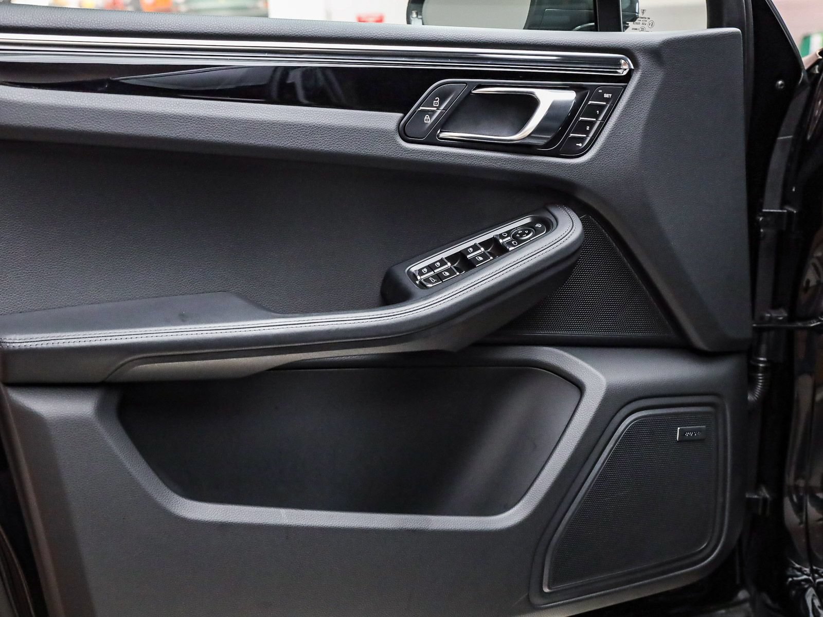 Certified 2025 Porsche Macan Turbo AWD/4WD image 22