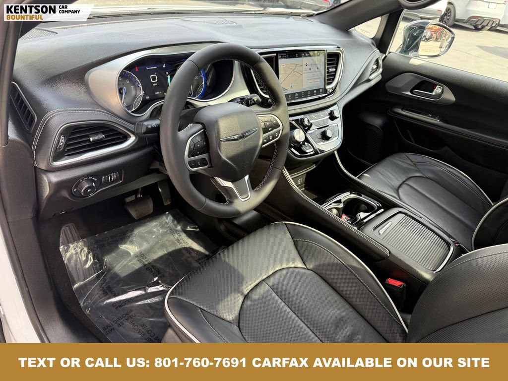 Used 2026 Chrysler Pacifica Limited image 32