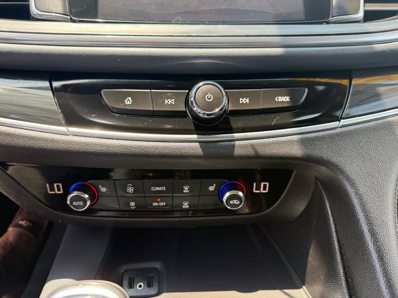 Used 2019 Buick Enclave Essence w/ LPO, Sport Appearance Package FWD image 24