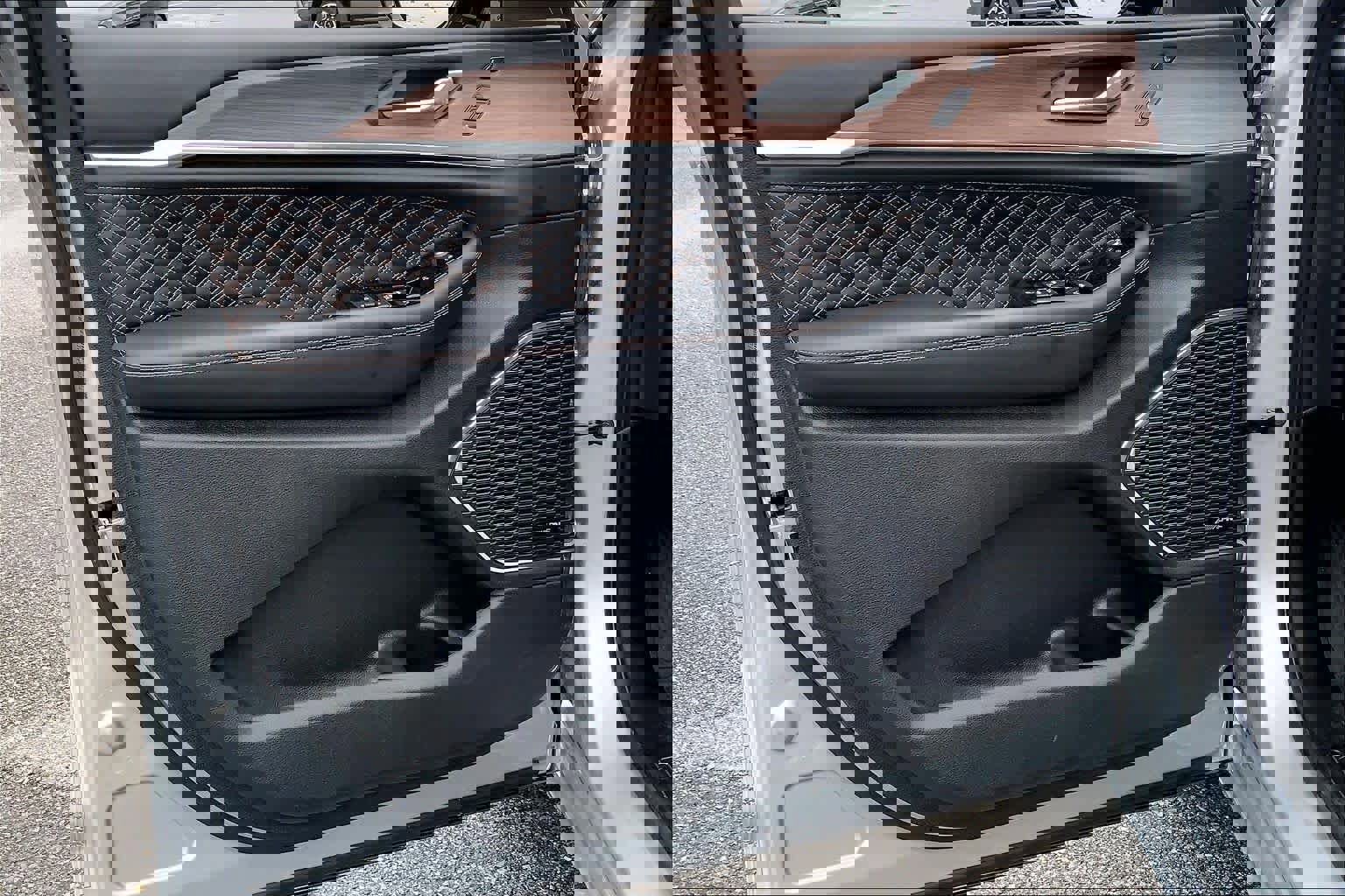 Used 2025 Jeep Grand Cherokee Summit w/ Obsidian Package image 22