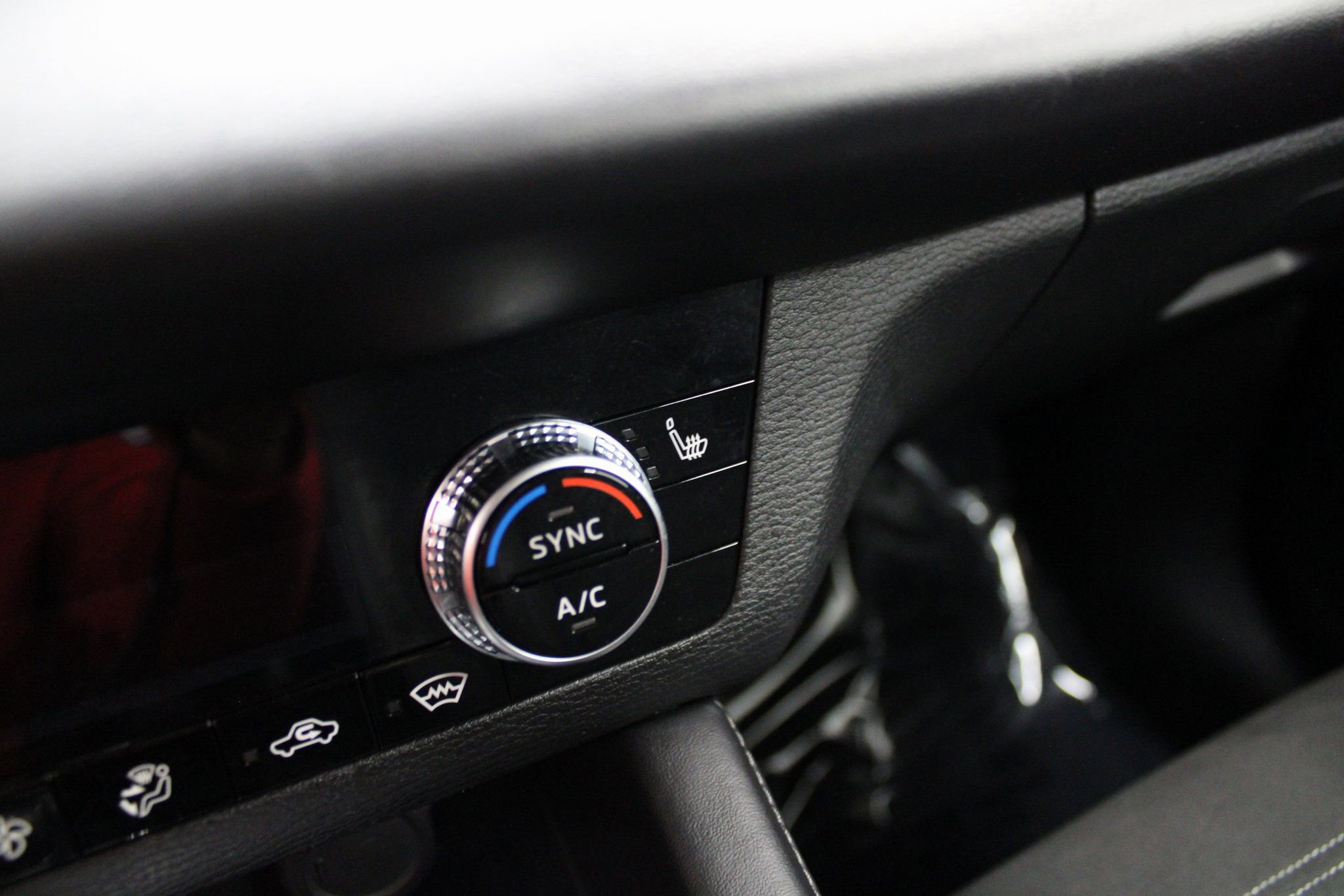 Used 2023 Mitsubishi Outlander SE image 39