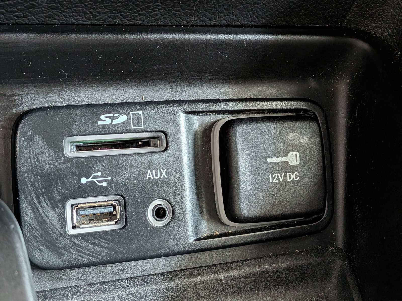 Used 2018 Jeep Cherokee Latitude Plus w/ Comfort/Convenience Group image 29