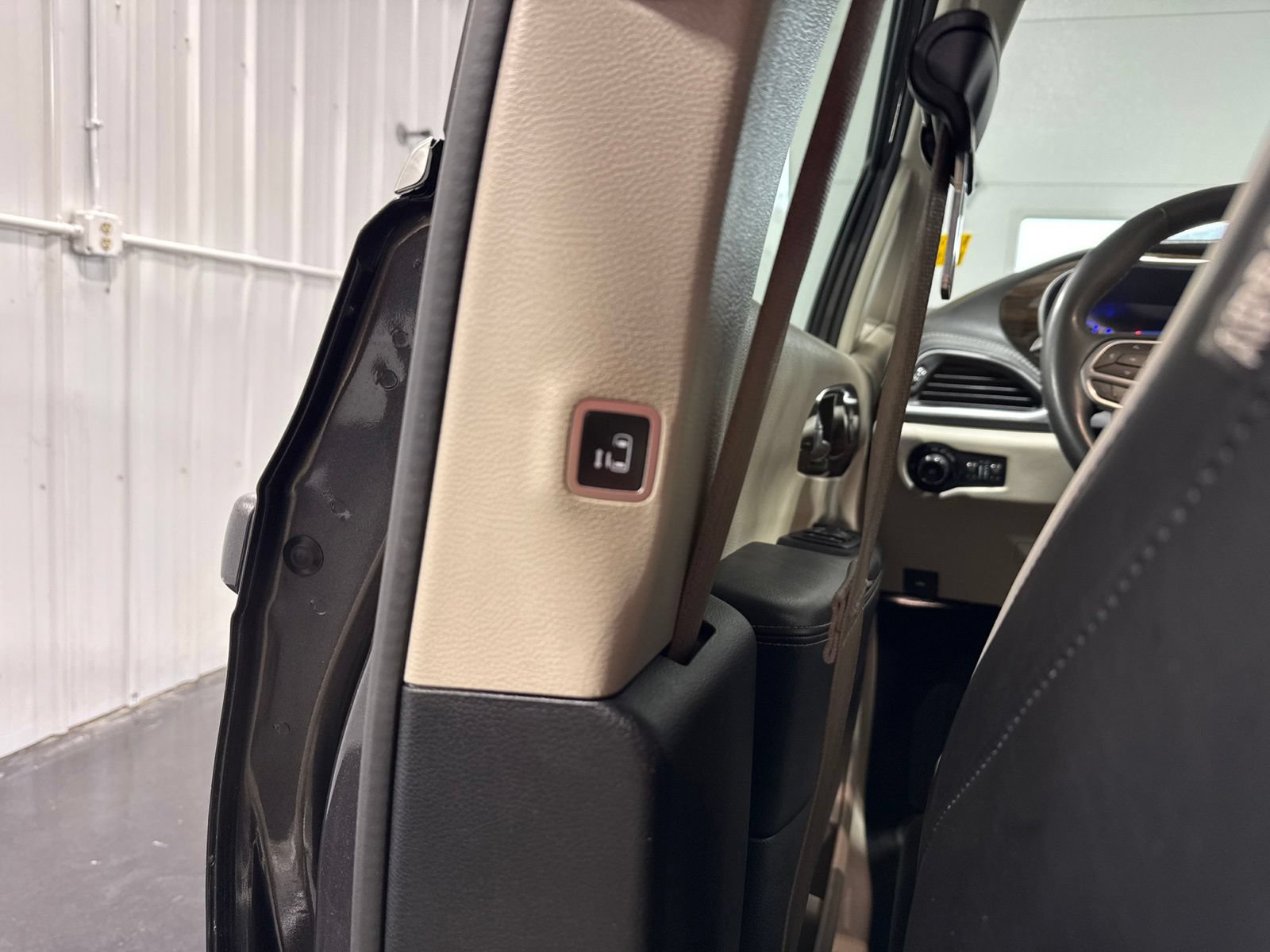 Used 2023 Chrysler Pacifica Limited FWD image 22