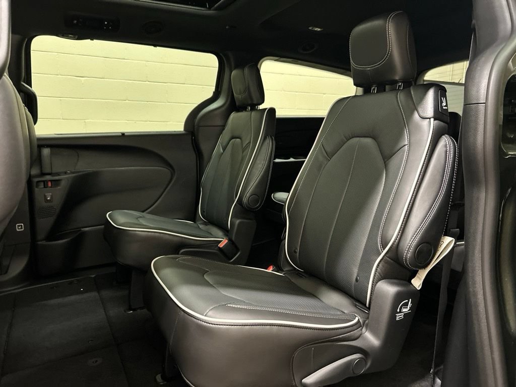 New 2027 Chrysler Pacifica Limited FWD image 8