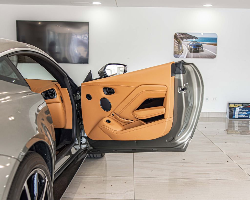 Used 2023 Aston Martin V8 Vantage Coupe image 29