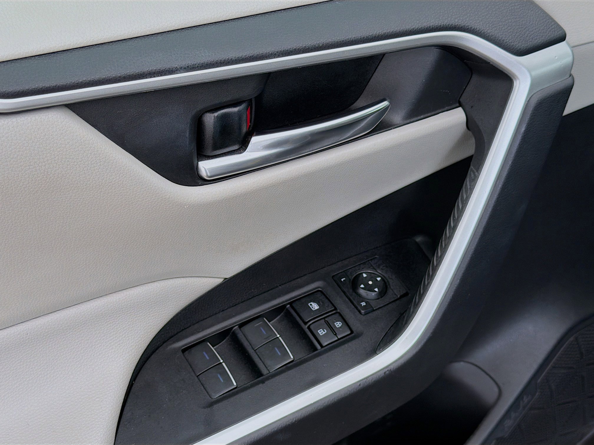 Used 2022 Toyota RAV4 XLE Premium image 22