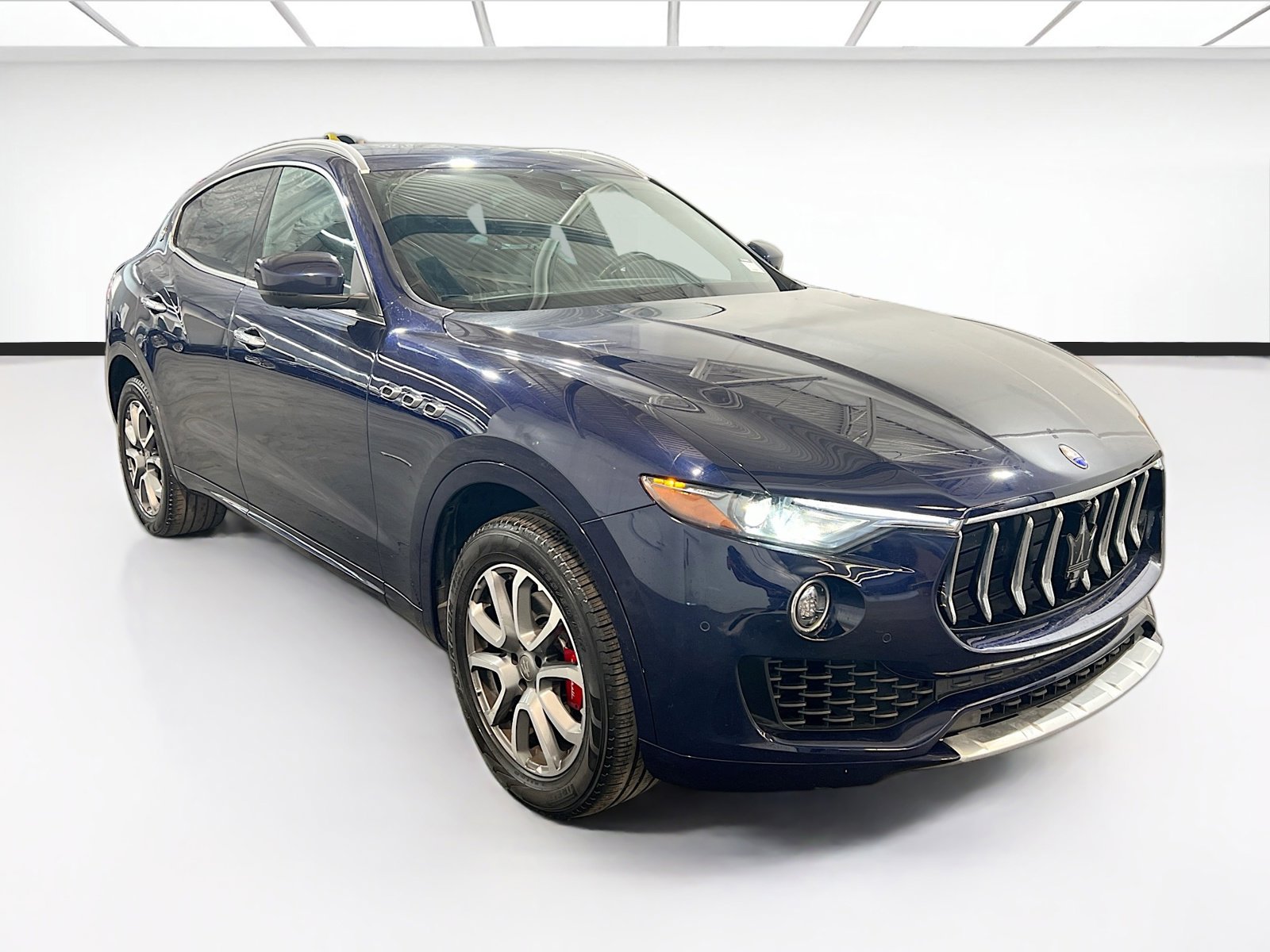 Used 2017 Maserati Levante w/ Luxury Package AWD/4WD image 3