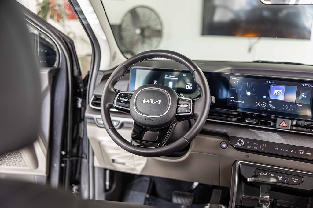 Used 2025 Kia Carnival EX image 37