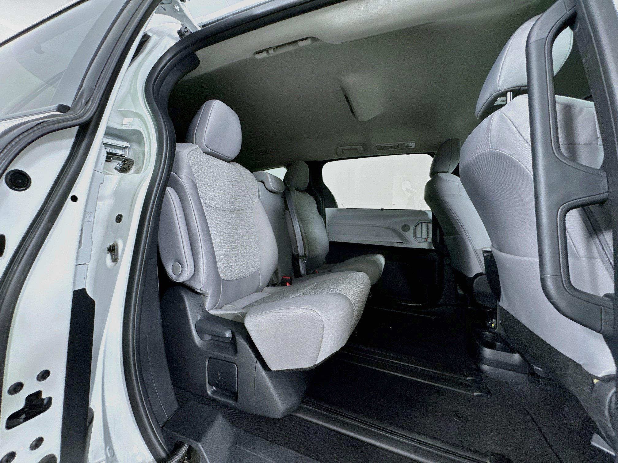 Certified 2025 Toyota Sienna LE FWD image 27
