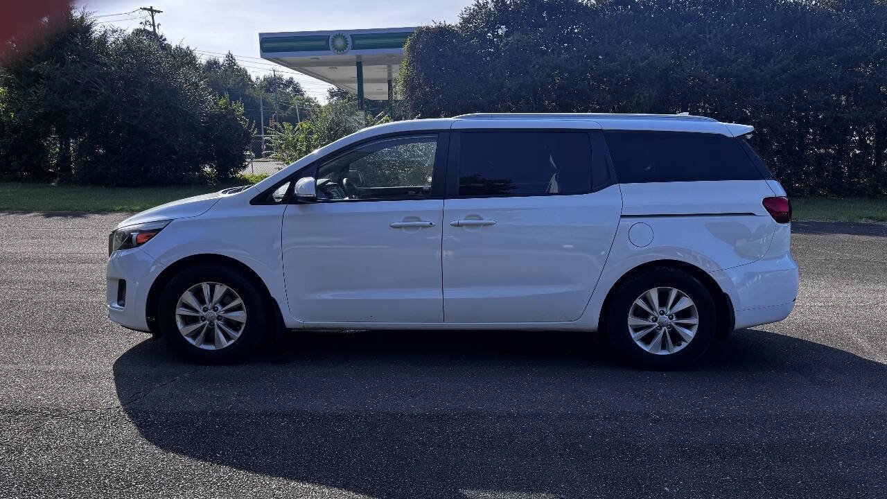 Used 2016 Kia Sedona LX w/ Option Group 020 FWD image 5