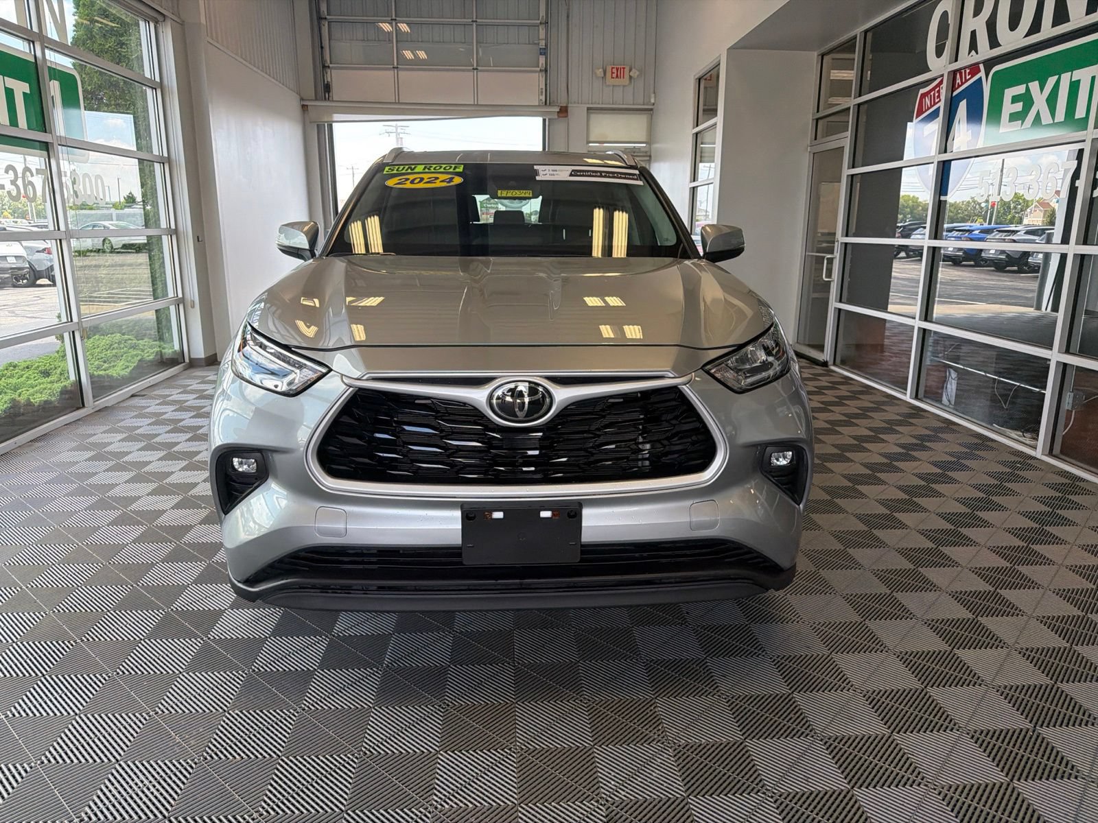 Used 2024 Toyota Highlander Limited AWD/4WD image 2