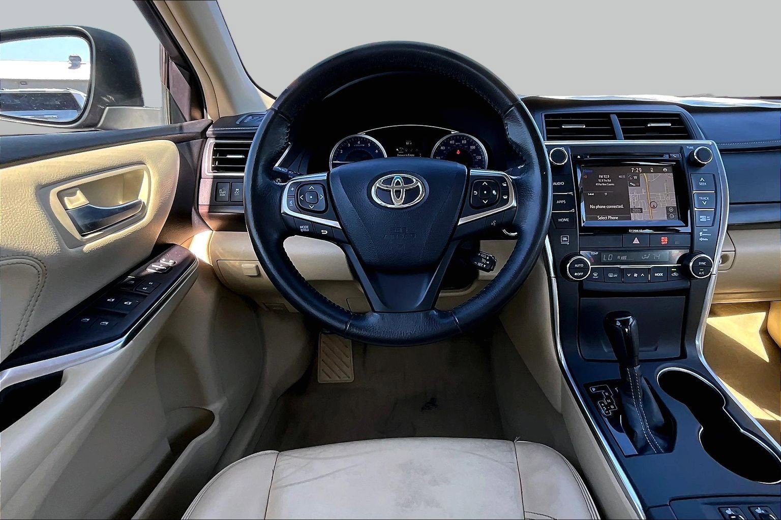 Used 2017 Toyota Camry XLE w/ Moonroof Package FWD image 4