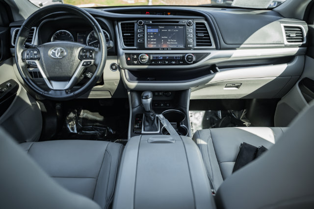 Used 2017 Toyota Highlander XLE AWD/4WD image 17