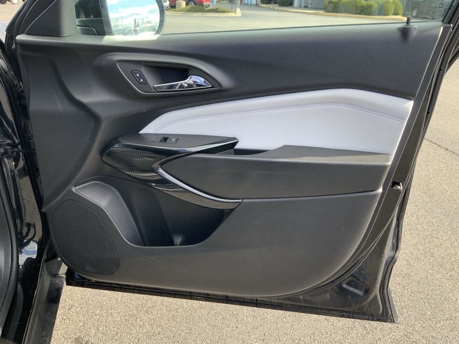 Used 2025 Chevrolet Trax LT FWD image 50