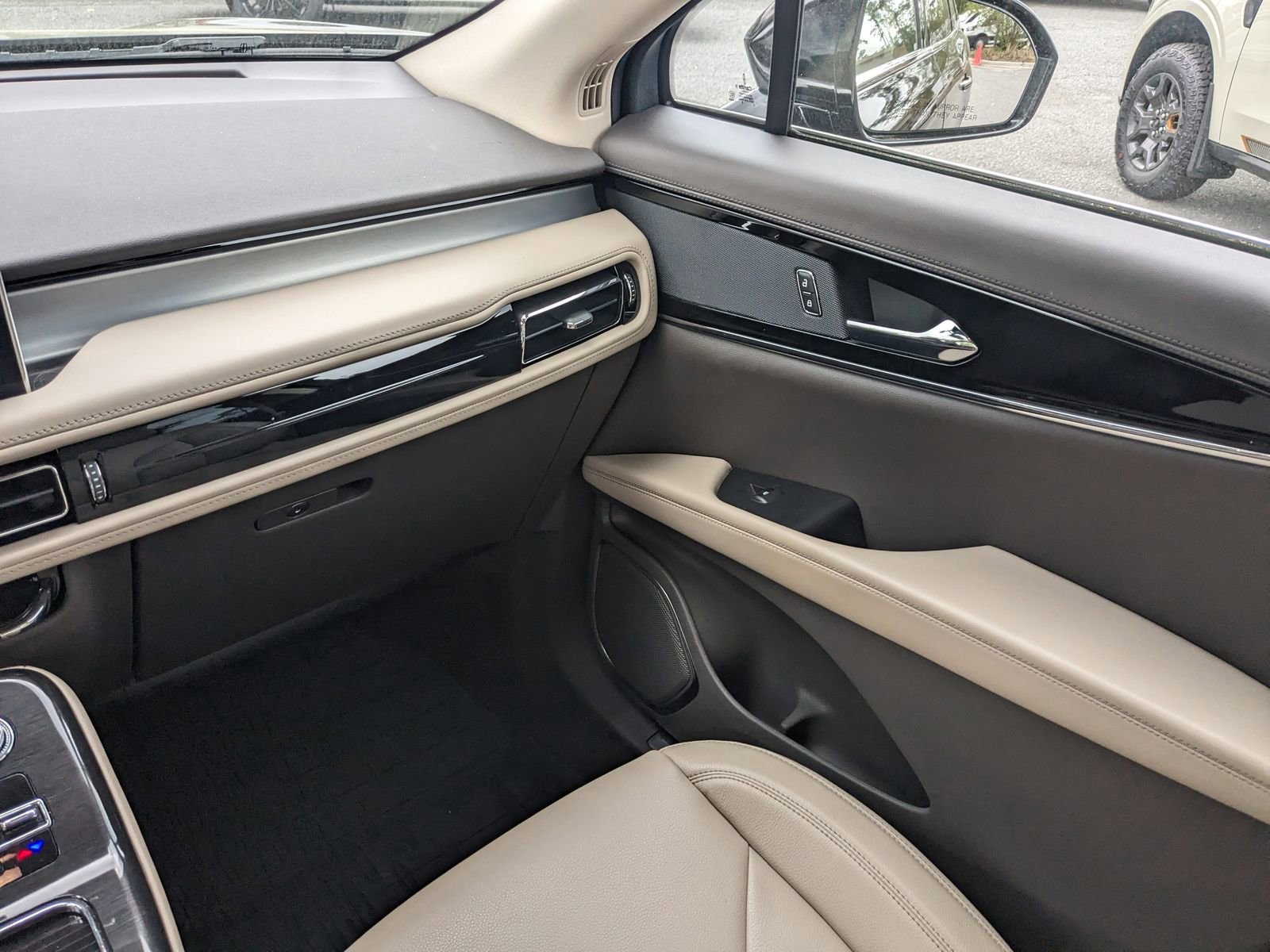 Certified 2023 Lincoln Nautilus AWD w/ Premium Package image 17