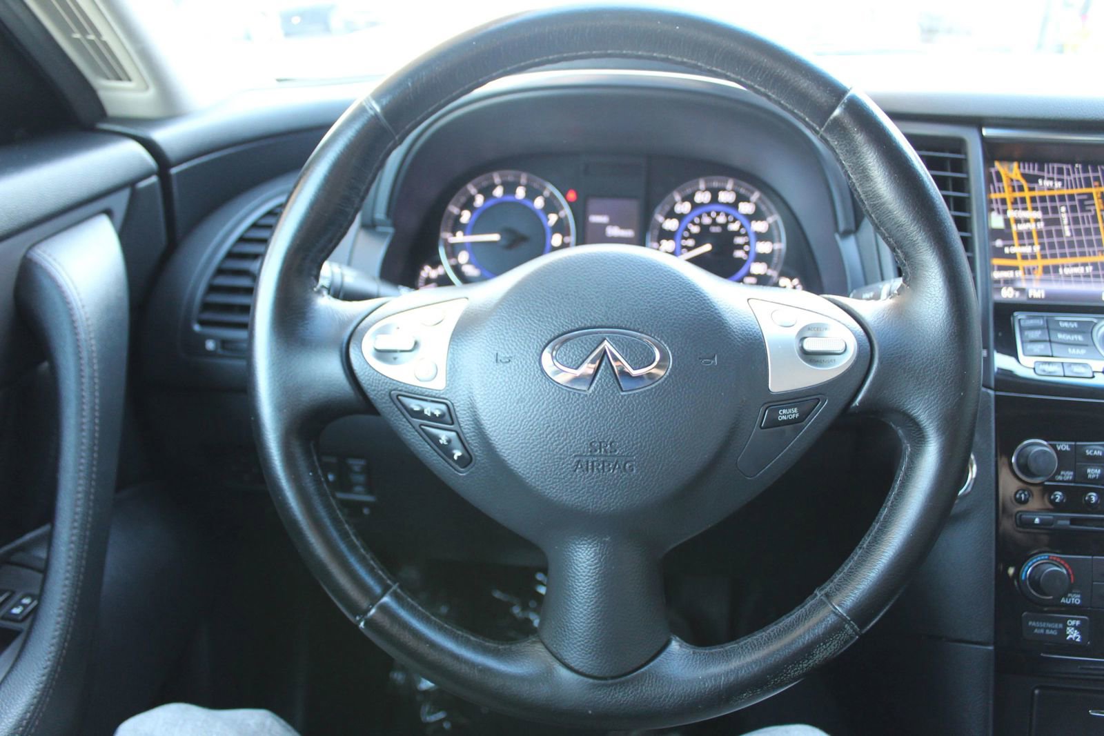 Used 2017 INFINITI QX70 3.7 w/ Premium Package image 15