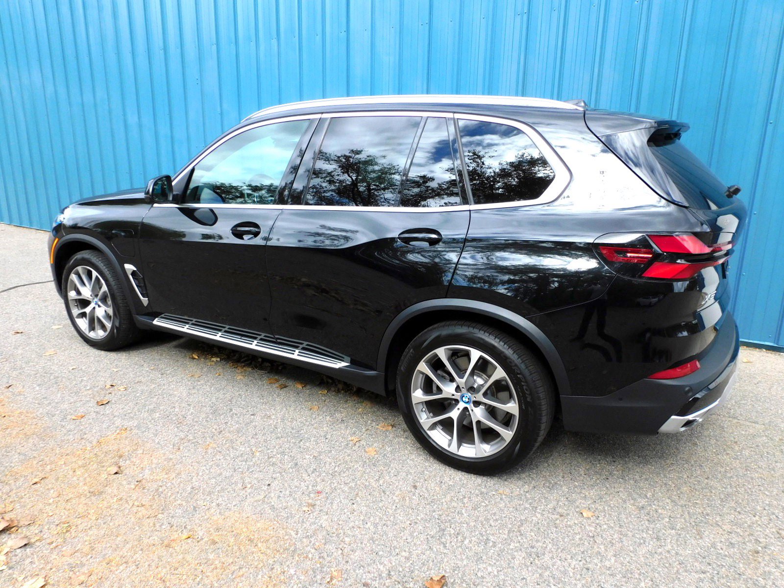 Used 2025 BMW X5 xDrive50e w/ Climate Comfort Package image 3