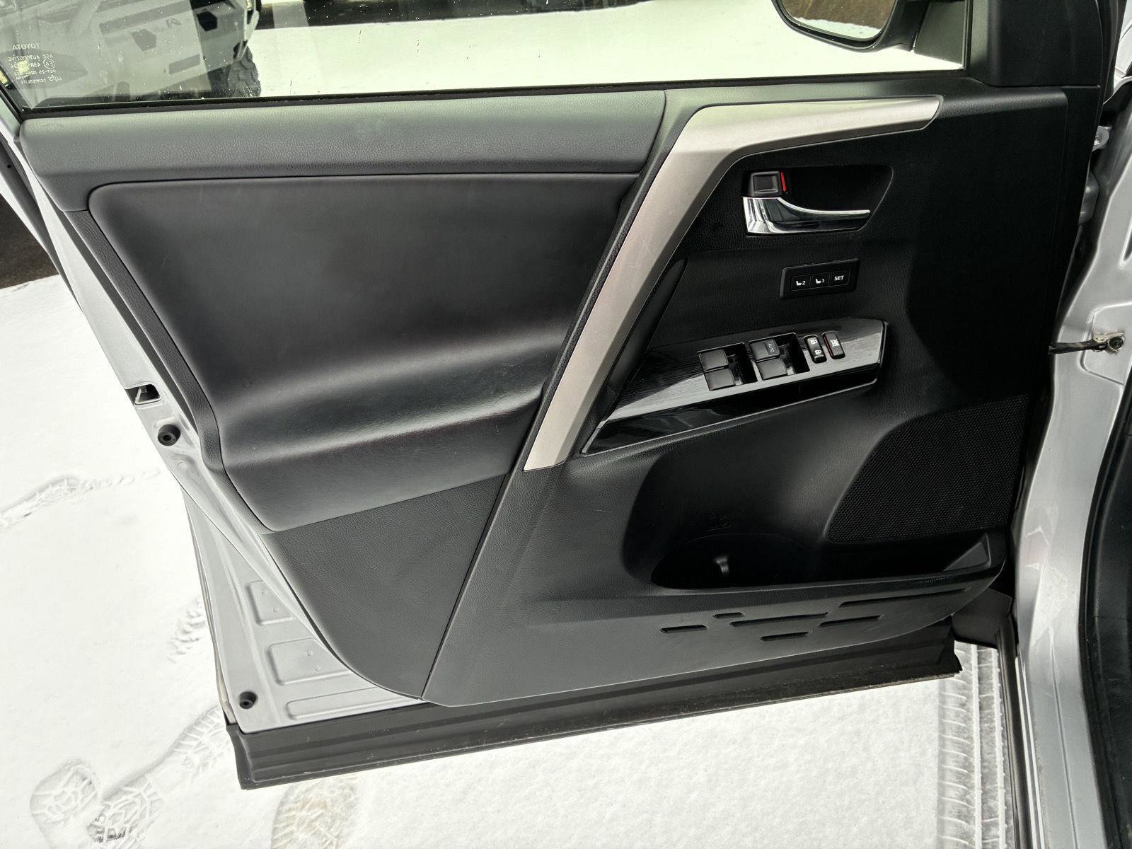 Used 2018 Toyota RAV4 Limited image 17