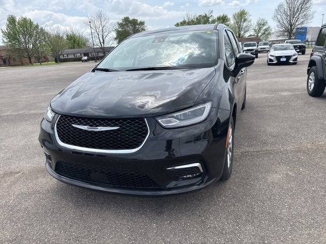 Used 2024 Chrysler Pacifica Touring-L FWD image 3