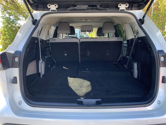 Certified 2023 Toyota Highlander L image 33