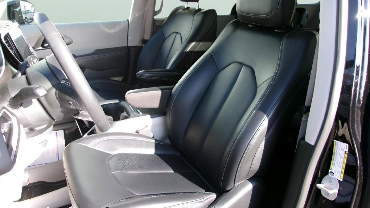 Used 2024 Chrysler Pacifica Touring-L FWD image 14