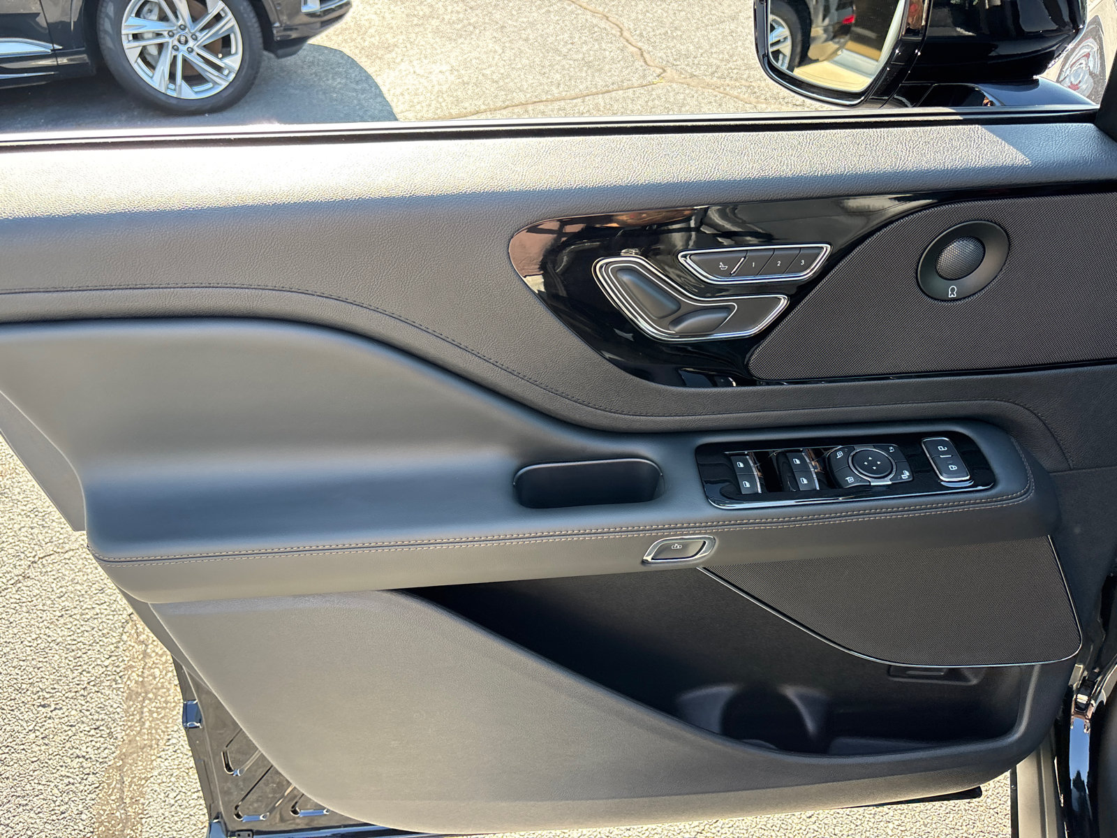 New 2026 Lincoln Aviator Reserve w/ Jet Appearance Package AWD/4WD image 11