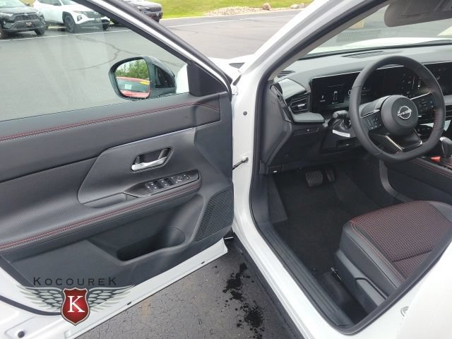 New 2026 Nissan Kicks SR w/ Cold Weather Package AWD/4WD image 9