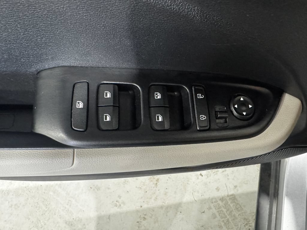Used 2025 Hyundai Venue SEL FWD image 16
