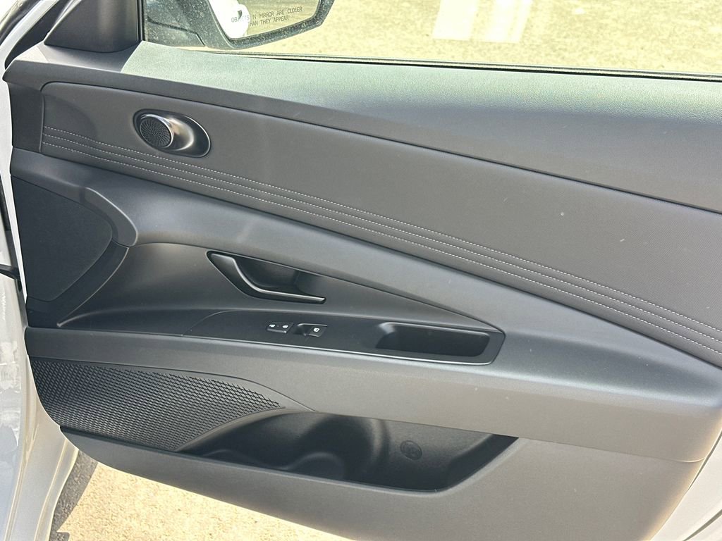 Used 2025 Hyundai Elantra Sport image 14