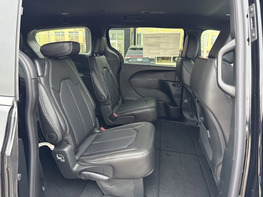 New 2026 Chrysler Pacifica Select image 30