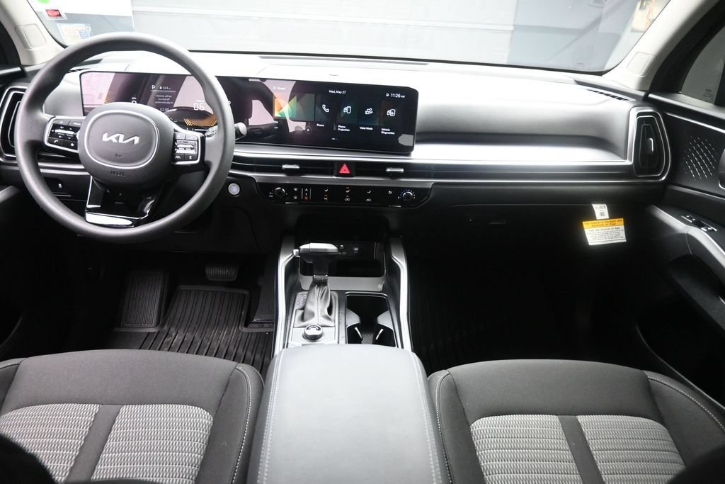 Used 2025 Kia Sorento LX FWD image 9