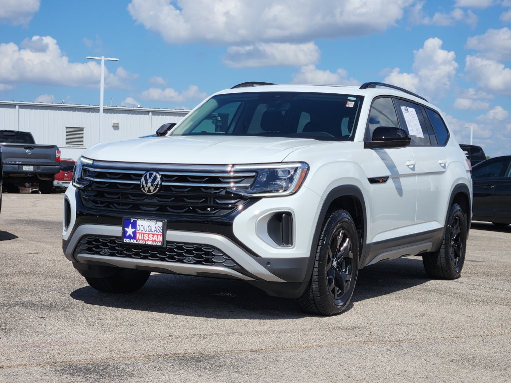 Used 2025 Volkswagen Atlas Peak Edition SE AWD/4WD image 2
