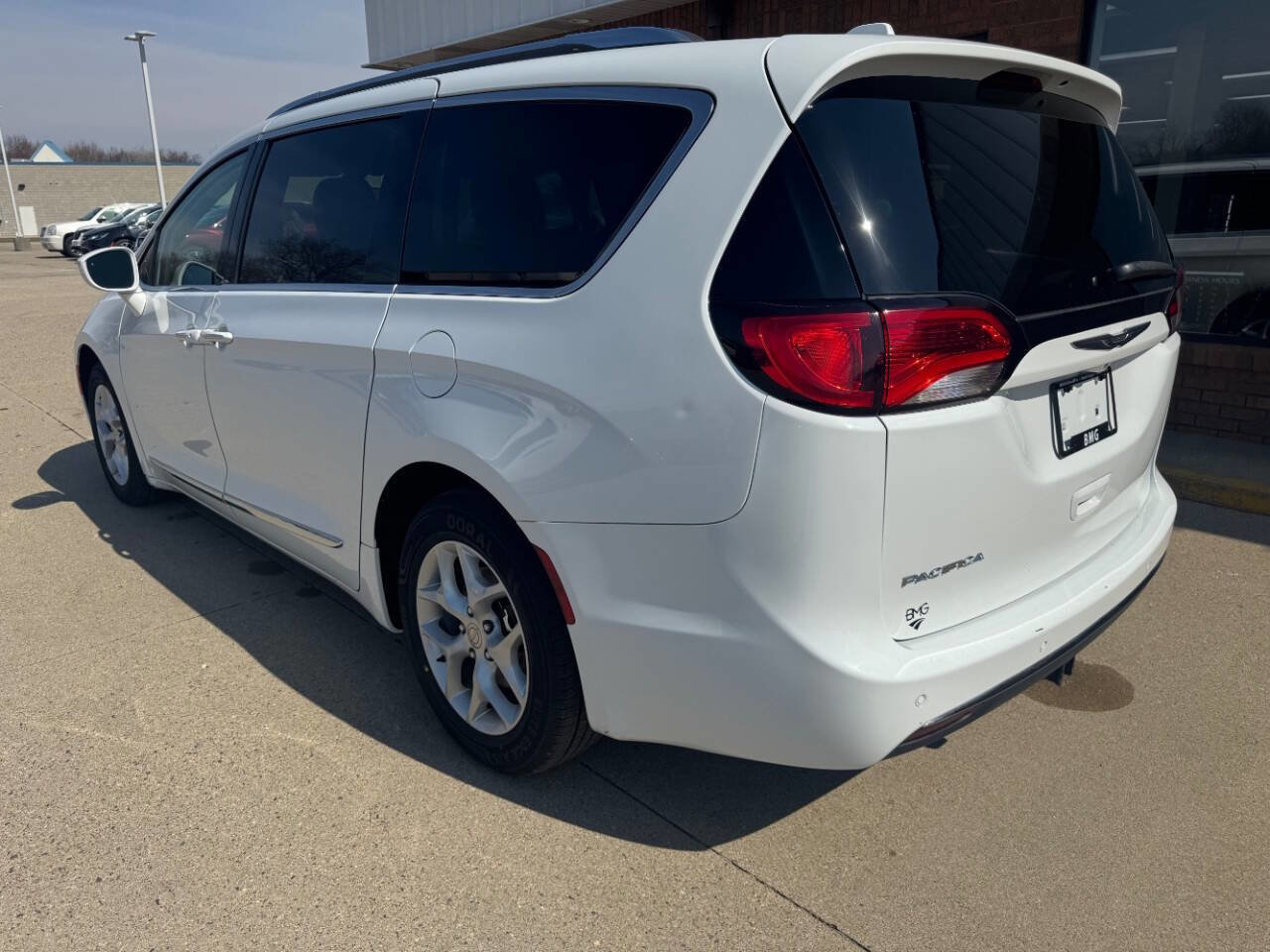 Used 2017 Chrysler Pacifica Touring-L Plus w/ Tire & Wheel Group image 4