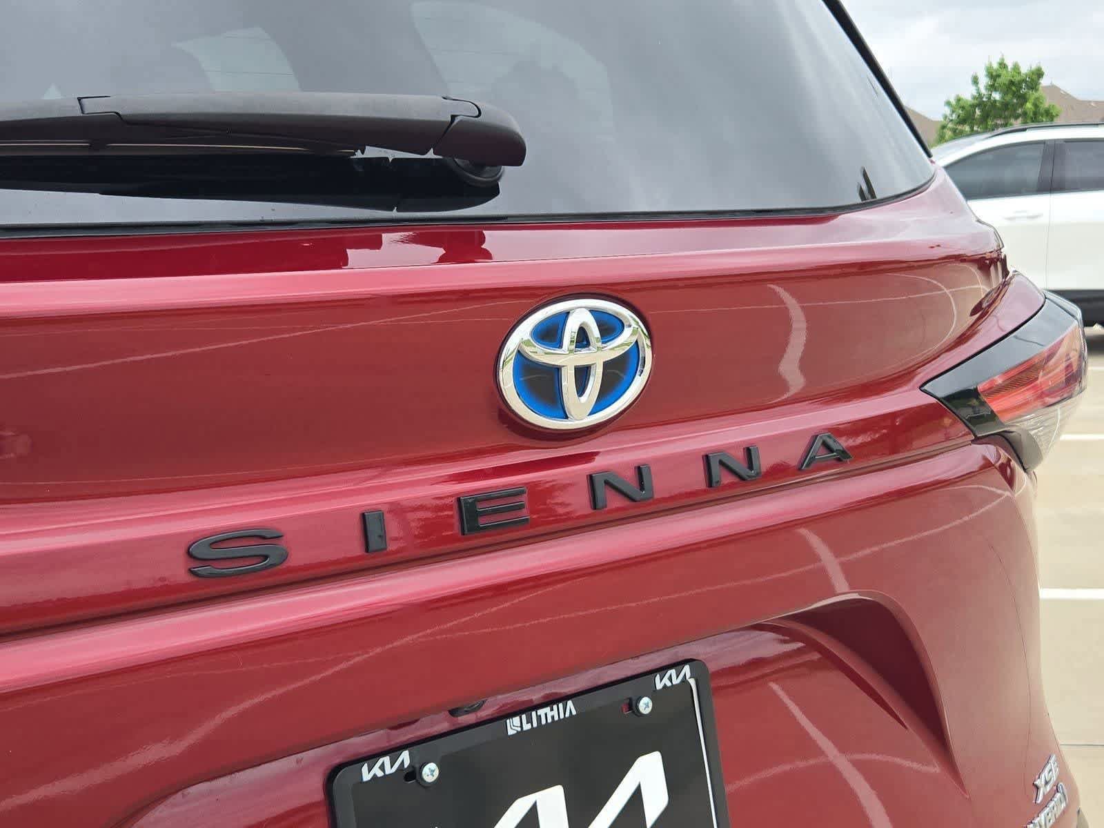 Used 2022 Toyota Sienna XSE w/ XSE Plus Package FWD image 12
