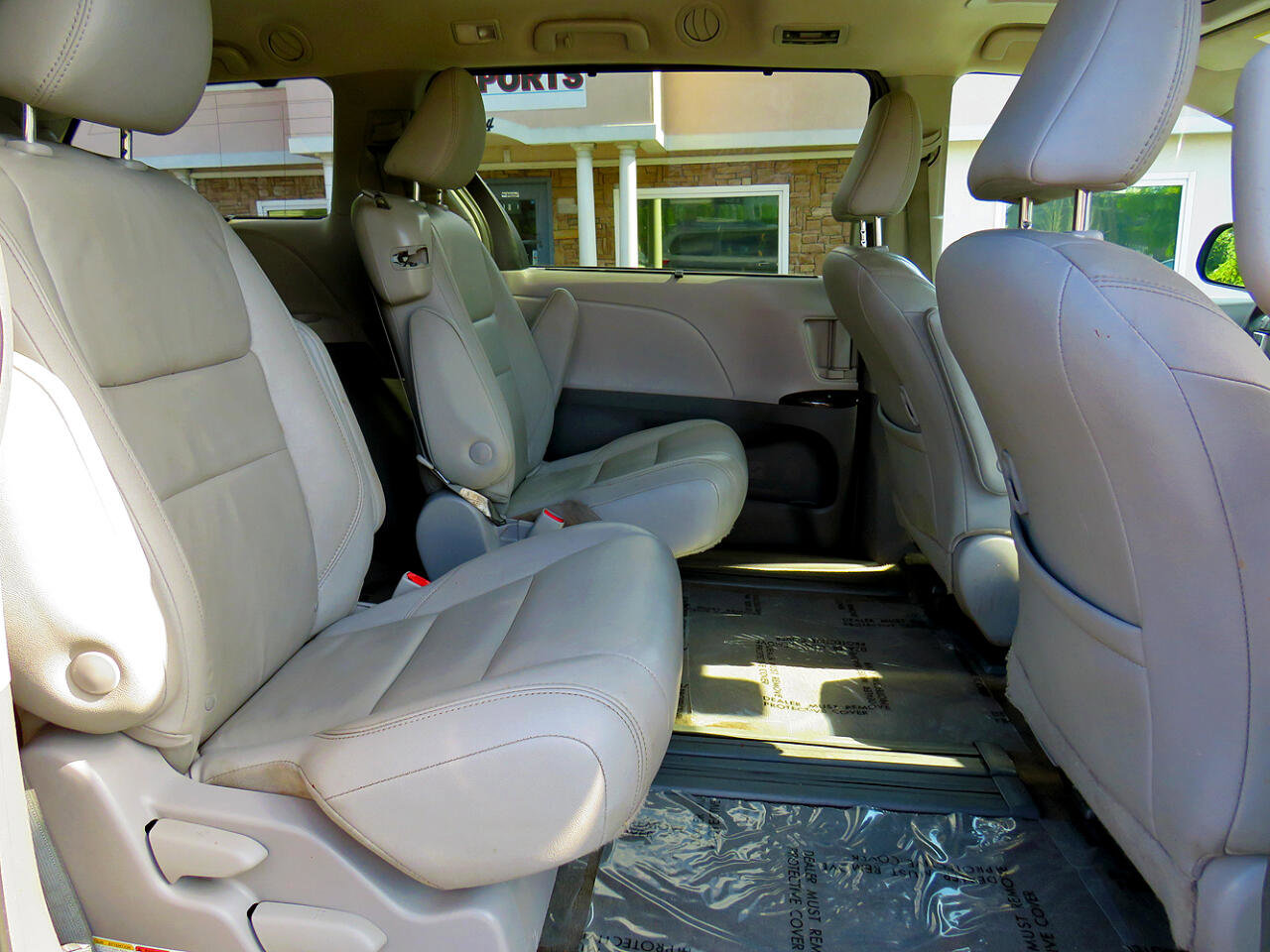 Used 2018 Toyota Sienna XLE image 33